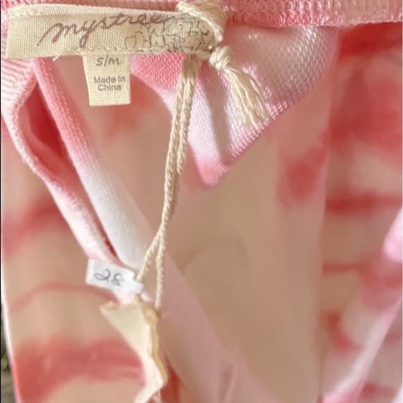 NWT MYSTEREE BRAND UNIQUE TOP, open v-neck front with twist at bottom center, - Picture 15 of 15